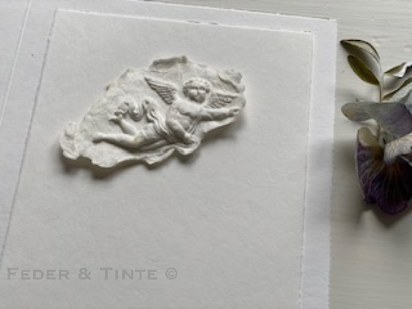 Karte mit Papierrosette / Papierrelief - Engel fliegt nach rechts